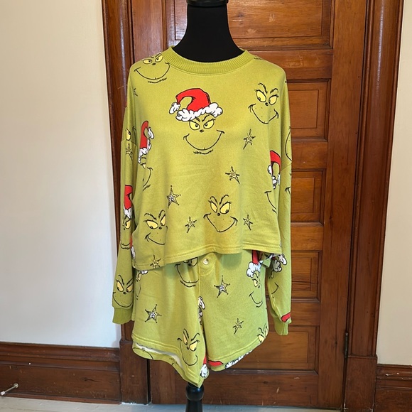 Grinch Long Sleeve Top and Shorts Loungewear - Picture 1 of 9